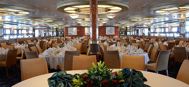 El luminoso Restaurante `Seven Seas´a bordo del CELESTYAL OLYMPIA CRUCEROS CELESTYAL CRUISES GRECIA CRUCEROS BARATOS LOUIS CRUISES CRUCEROS ECONOMICOS GRECIA GREEK ISLAND CRUISES